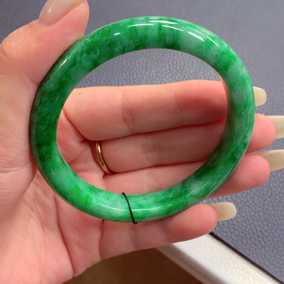 翡翠手镯未镶嵌翡翠