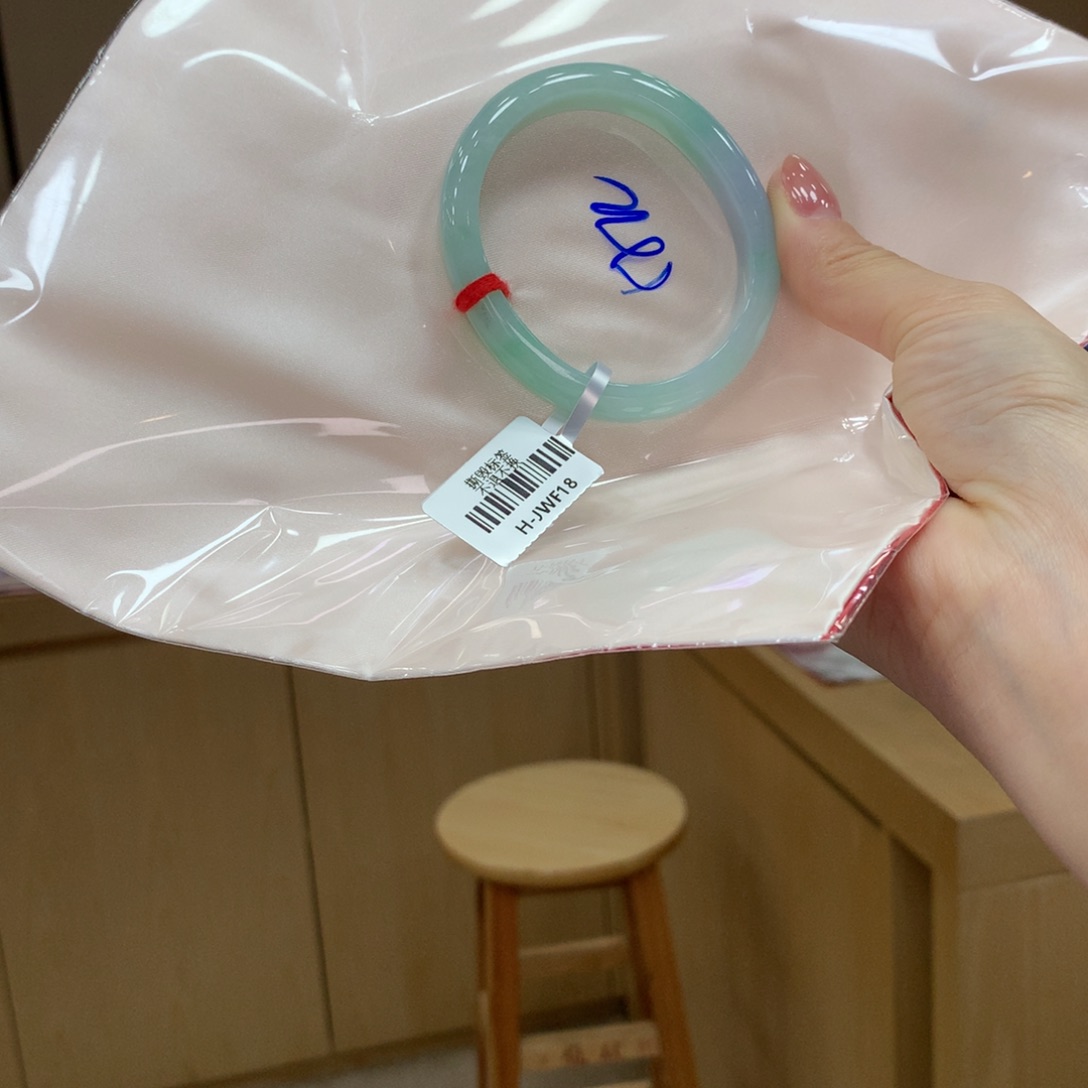 翡翠手镯未镶嵌不退不换