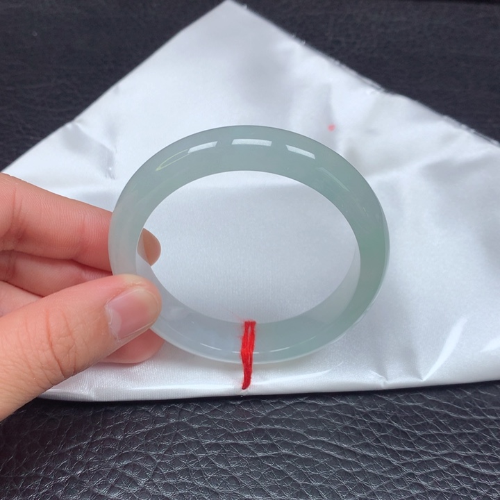 翡翠手镯未镶嵌。