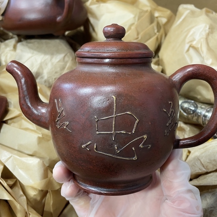 茶壶紫砂矿泥料，手工制作的一把紫砂壶。