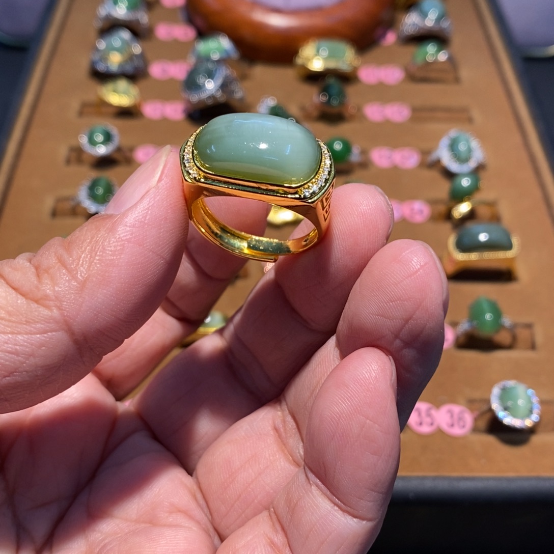 清***竹和田玉未镶嵌戒指