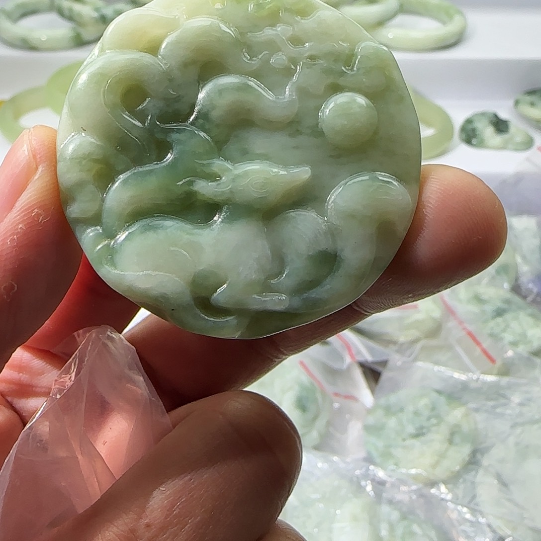 透闪石-蛇纹石玉未镶嵌颈饰