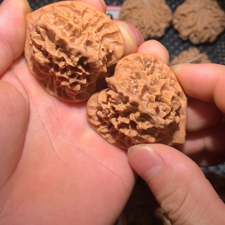 文玩核桃把件秦岭野生文玩核桃