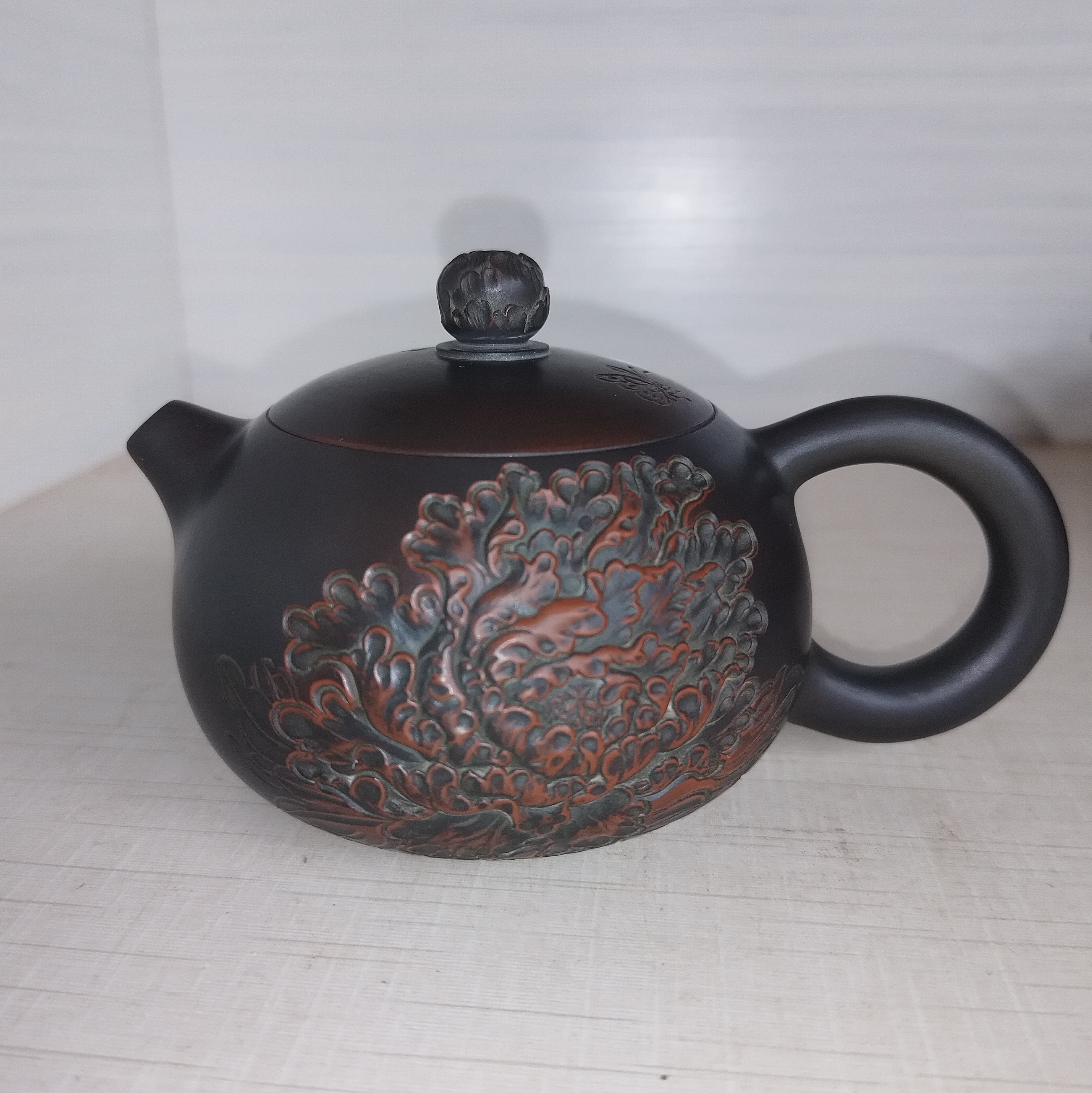 坭兴陶精浮雕牡丹花西施壶纯手工制作容量200CC左右黑古铜色