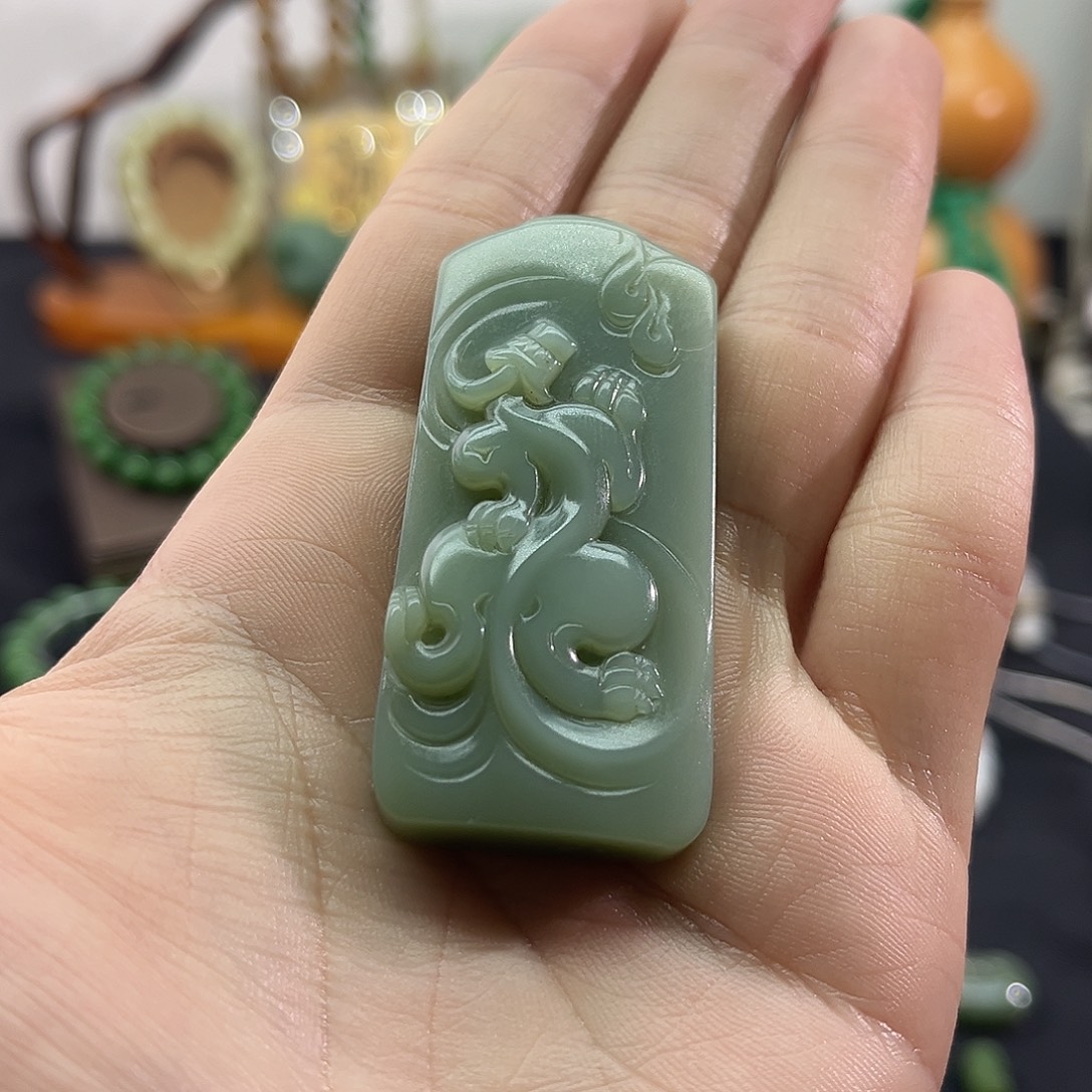 和田玉未镶嵌颈饰俄碧-粉青无事牌