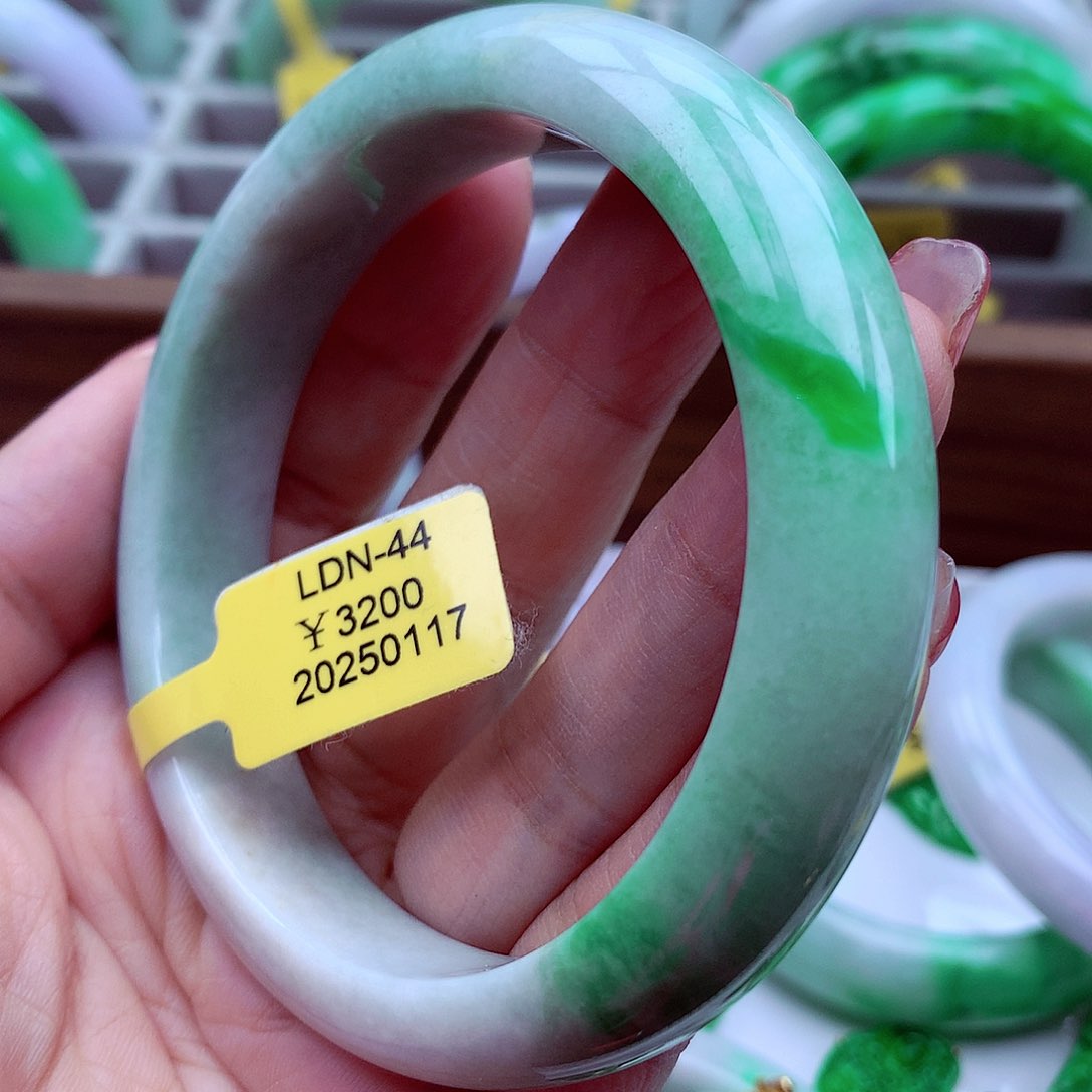 翡翠手镯未镶嵌翡翠