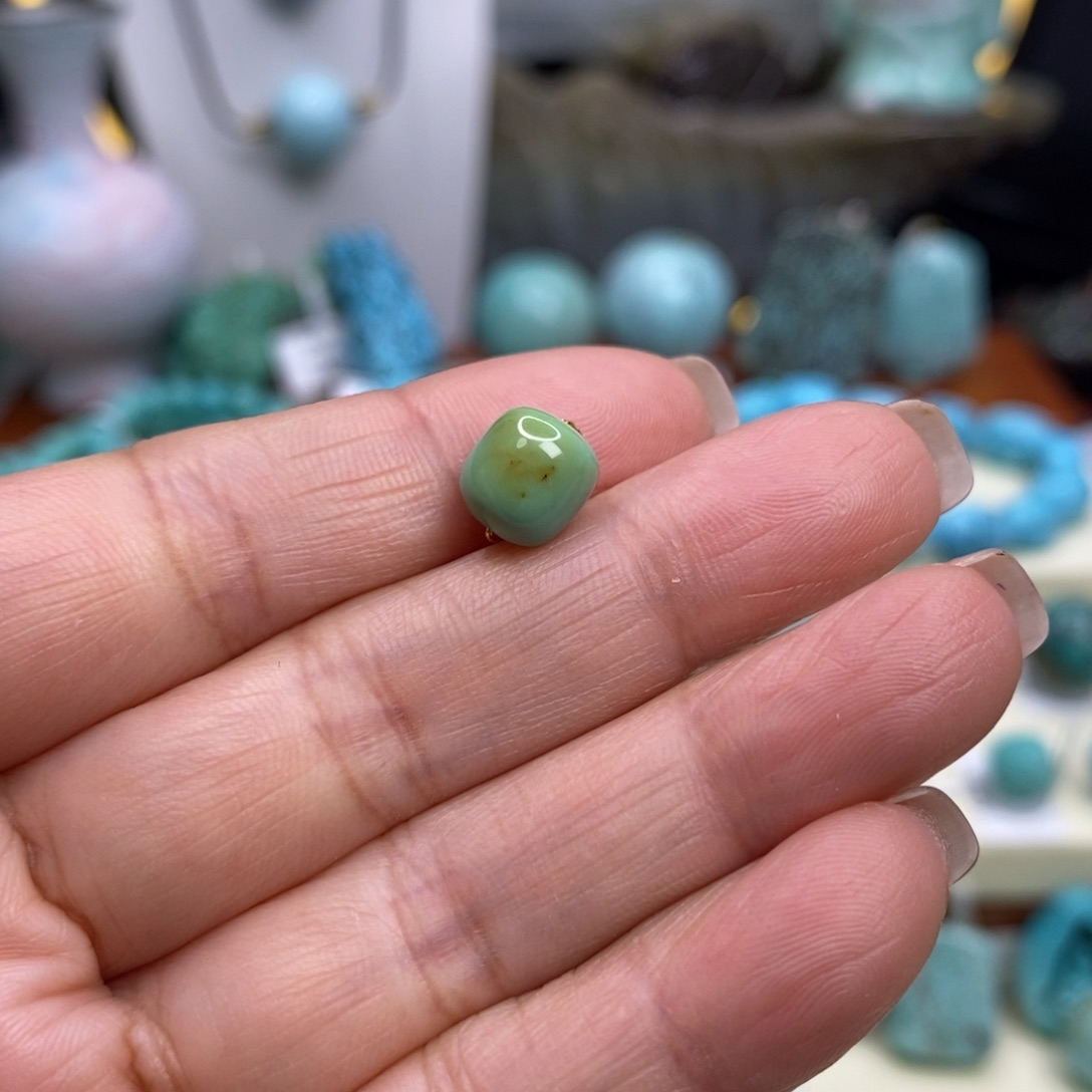 绿松石未镶嵌珠宝奇石7.7×8.3