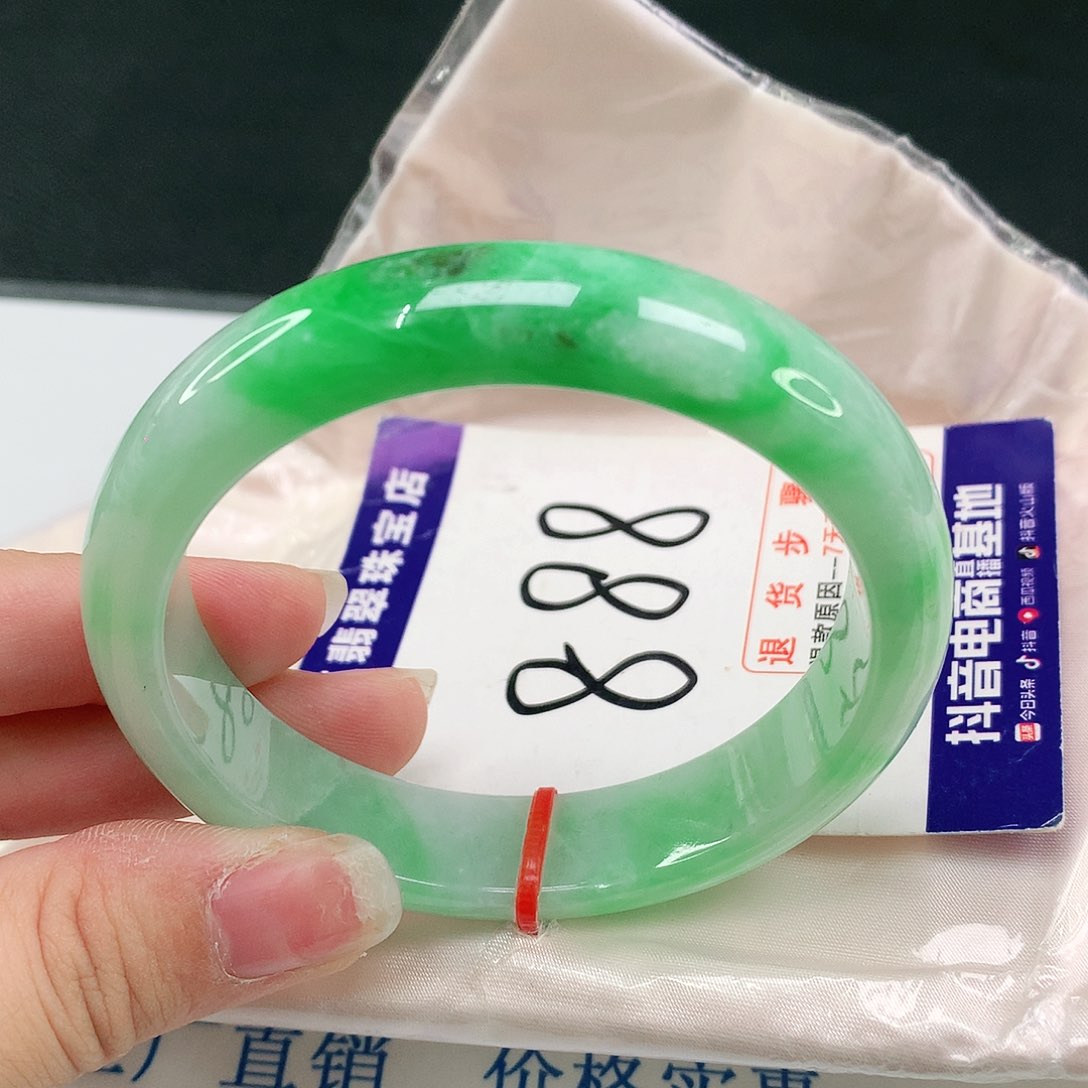 翡翠手镯未镶嵌翡翠