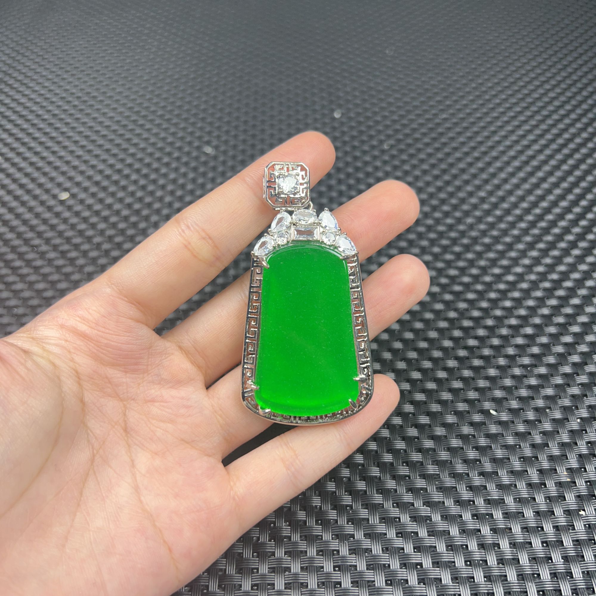 (老郑珠宝)W277绿大镶嵌无事牌时尚精美气质百搭款吊坠