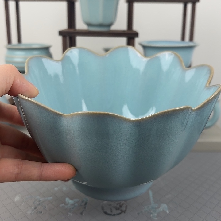 微瑕汝窑天青釉莲花碗