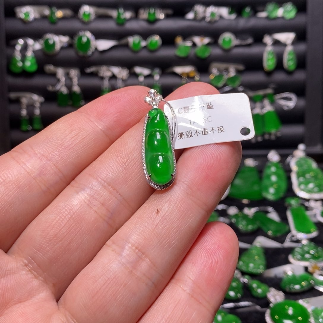 翡翠颈饰18K金镶嵌豆子吊坠