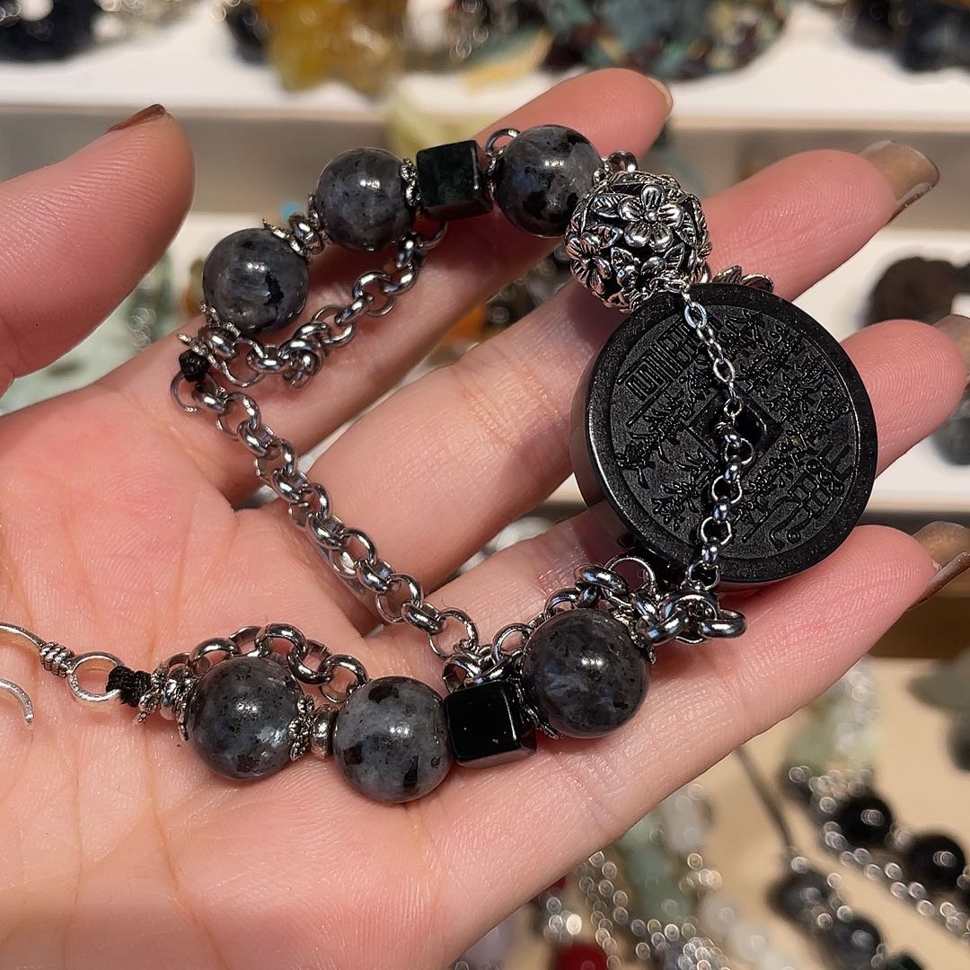 晞***贝蛇纹石玉合金颈饰