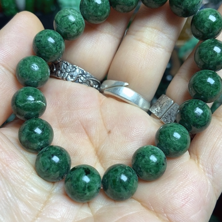 翡翠散珠一颗的价格卡11左右