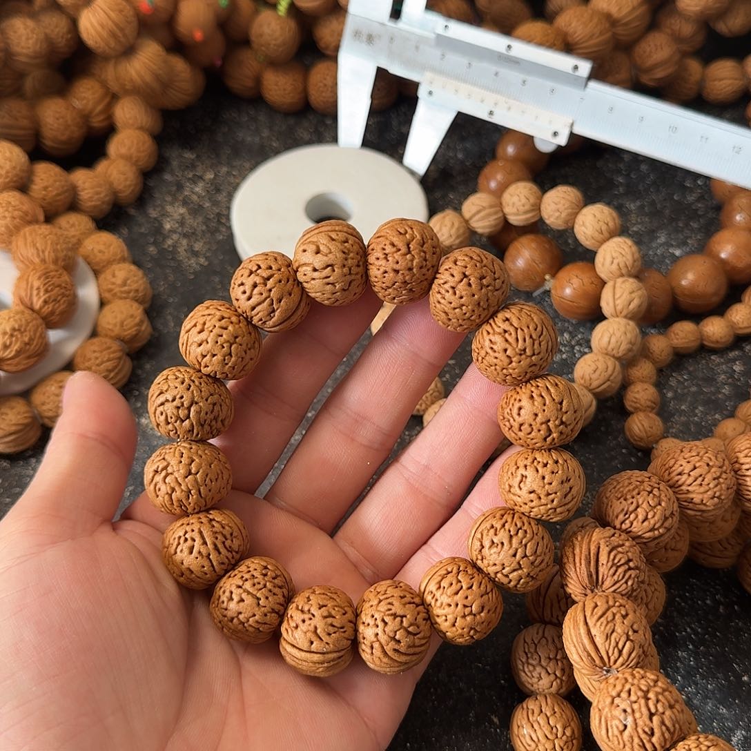 K***N吊坠桃核苹果园手串