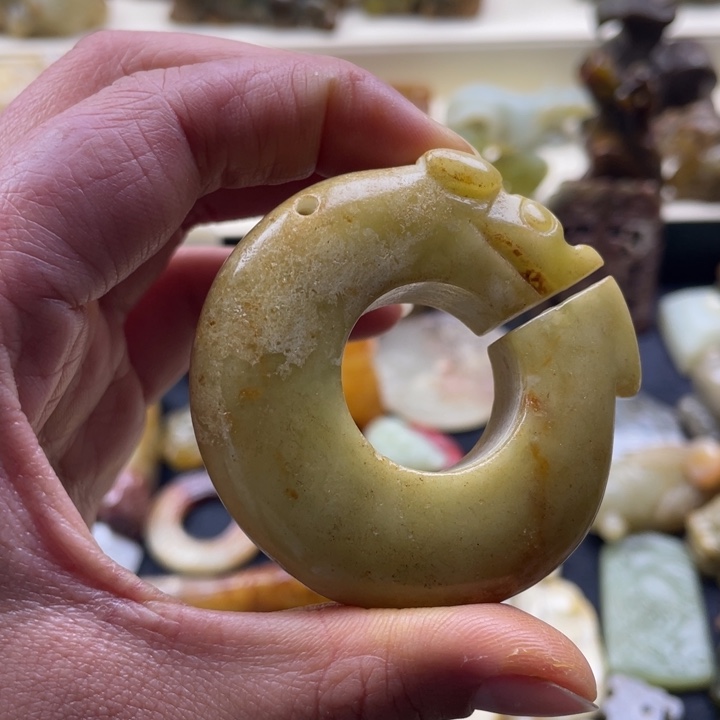 蛇纹石玉颈饰未镶嵌