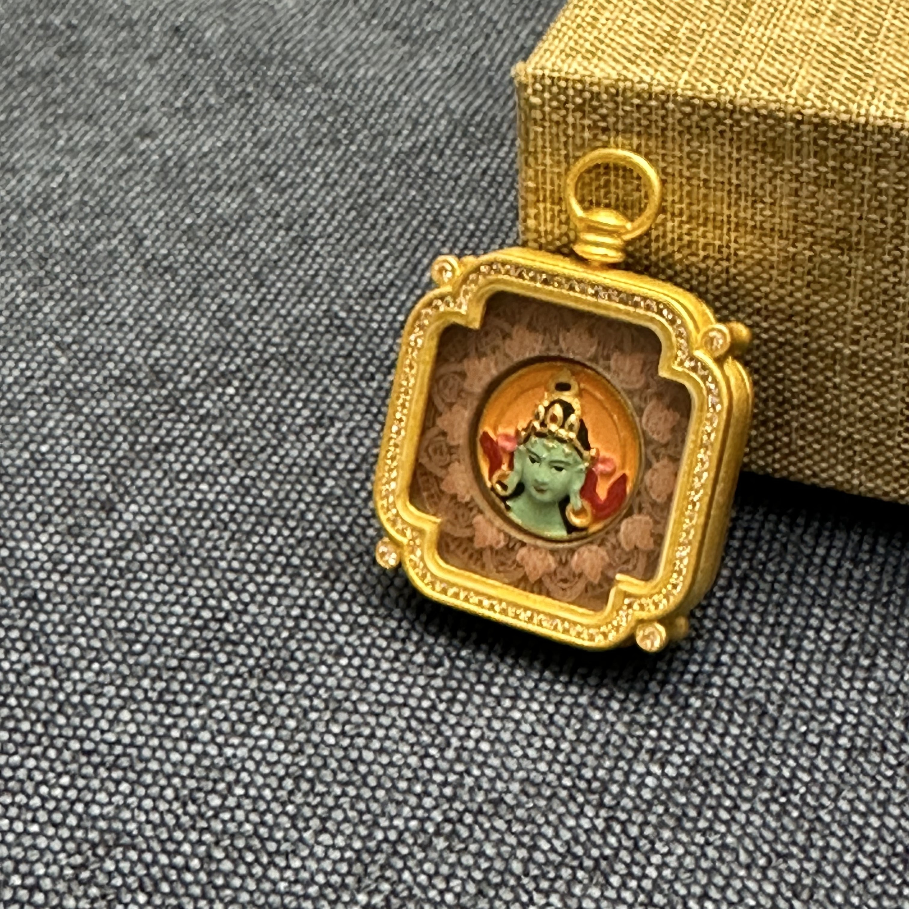 铁合金吊坠 黄铜，绿度母金色精美镶嵌雕刻项坠