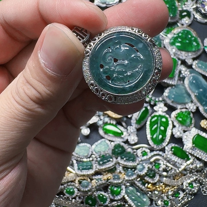 翡翠颈饰未镶嵌天然A货翡翠放漏