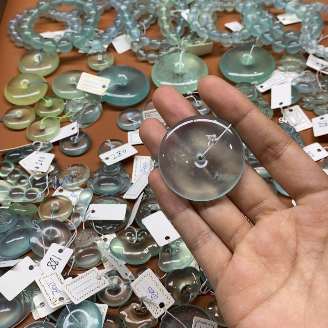 ****）蛇纹石玉未镶嵌颈饰