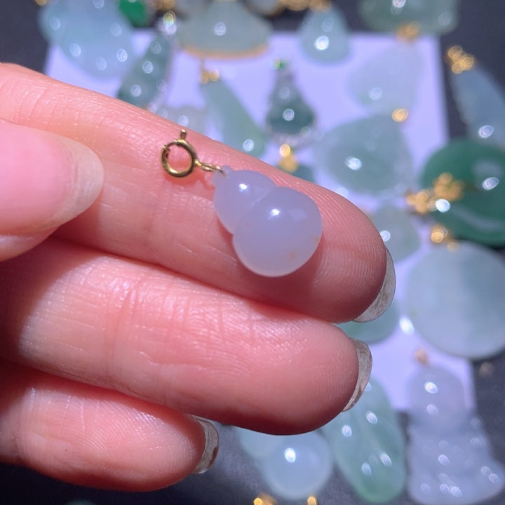 翡翠颈饰18K金镶嵌豆*翡翠