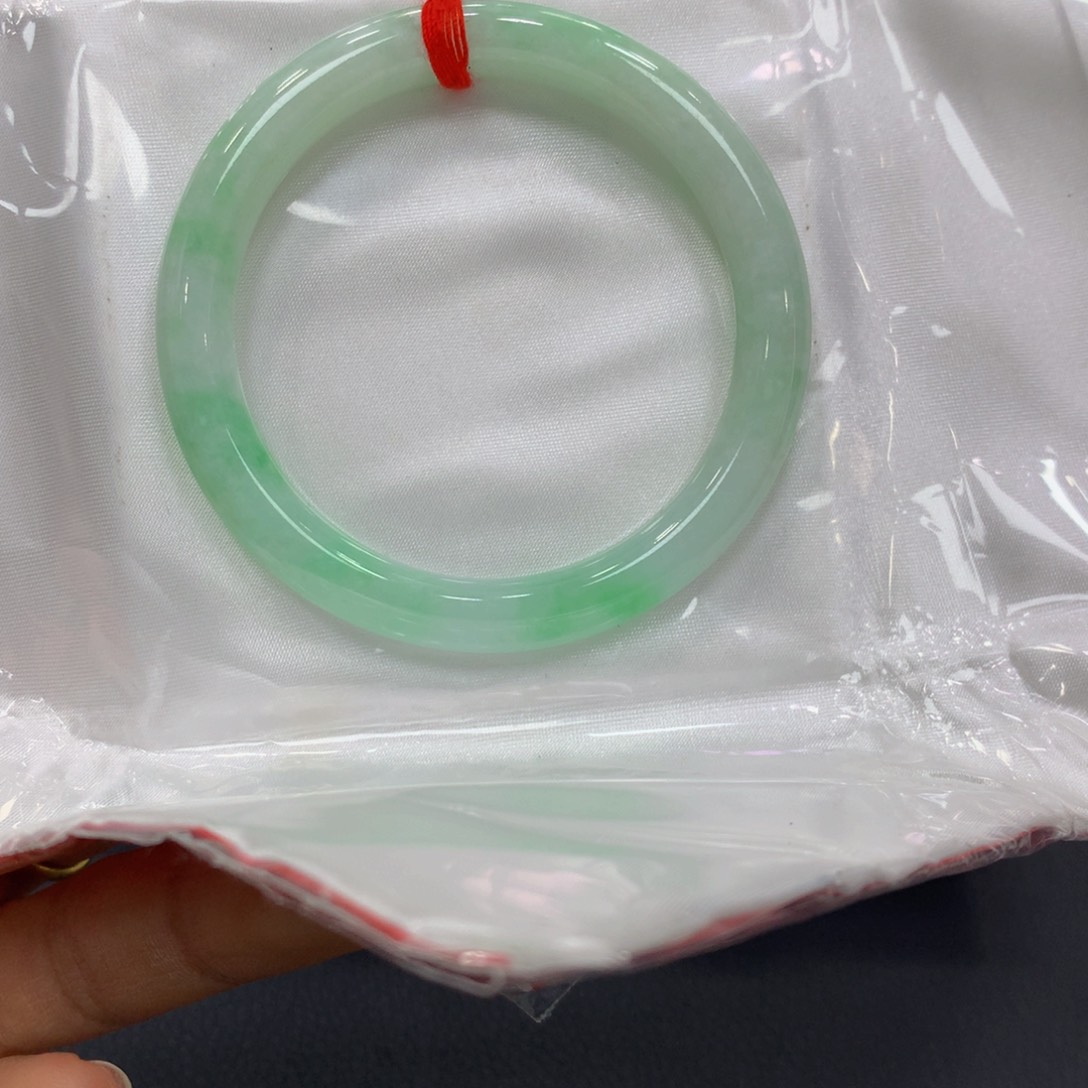 翡翠手镯未镶嵌翡翠