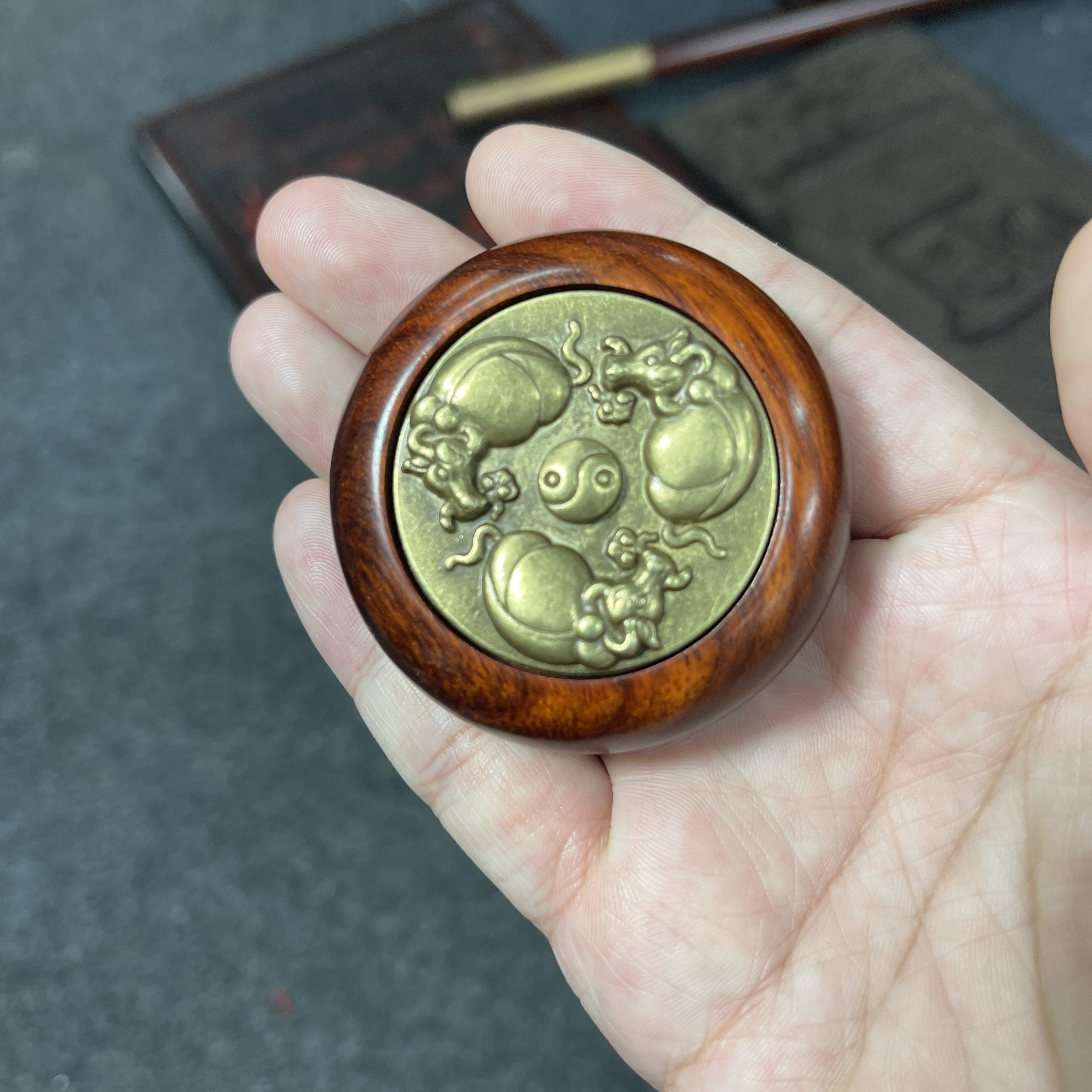 牛转乾坤转不快.檀木双面黄铜把件.宽6、