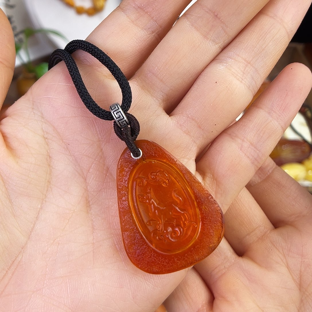 琥珀珠宝奇石未镶嵌。