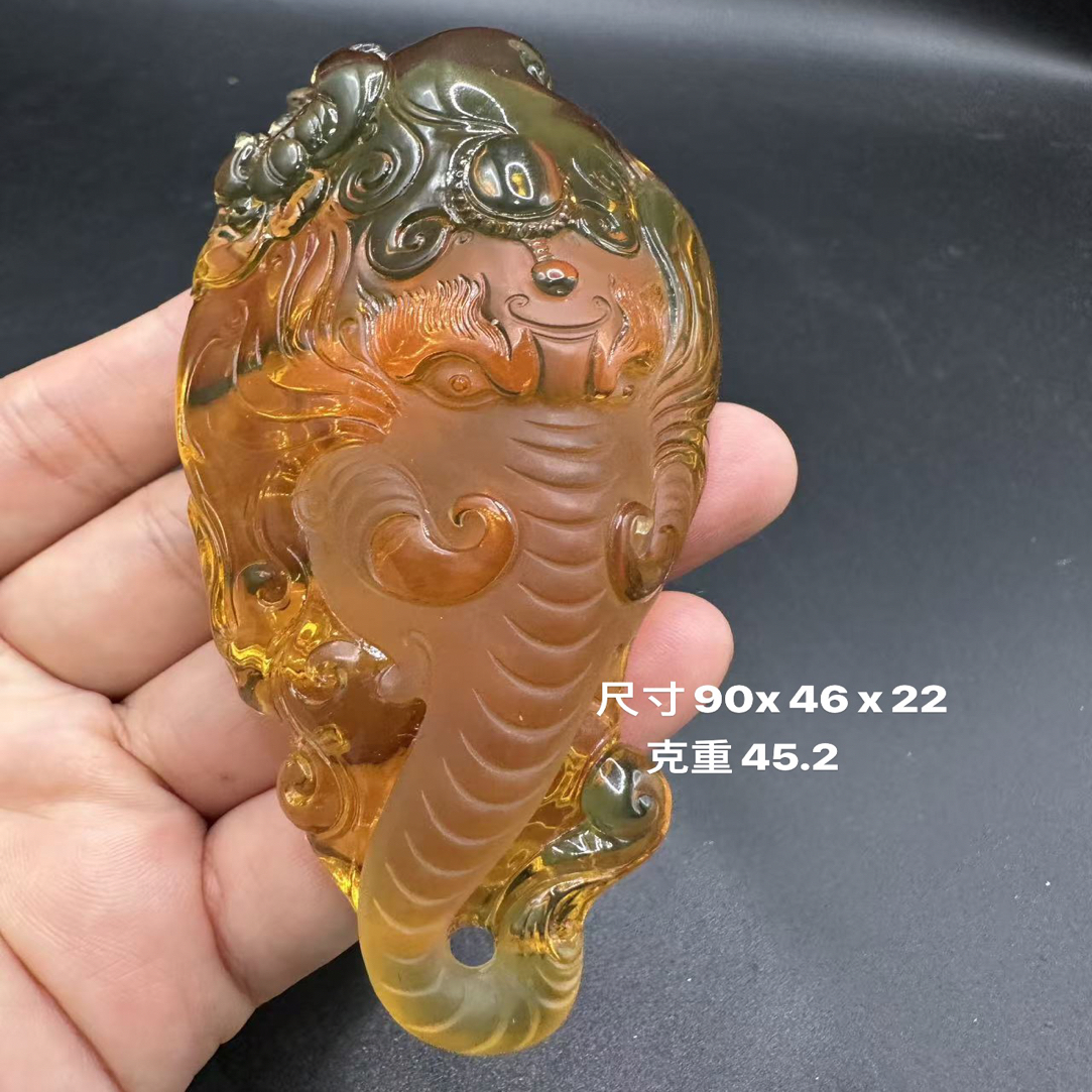 缅甸天然琥珀大师工雕刻蓝珀象神吊坠挂件