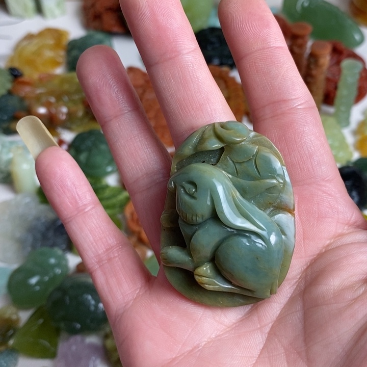 蛇纹石玉颈饰未镶嵌