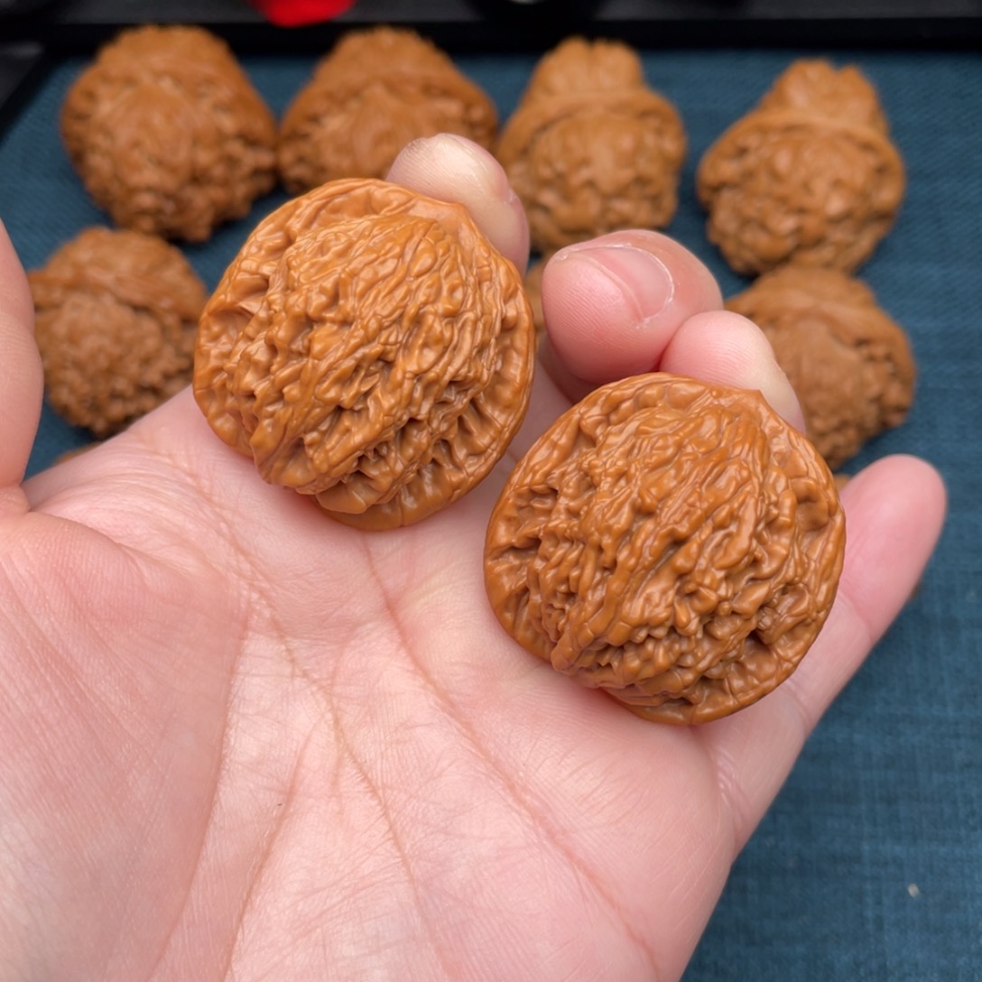 文玩核桃把件红皮小虎头36