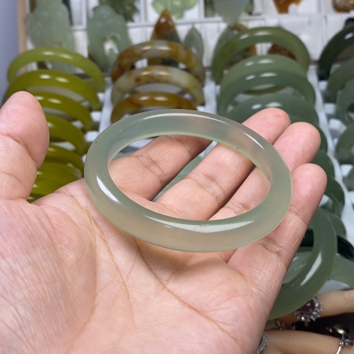 蛇纹石玉手镯未镶嵌