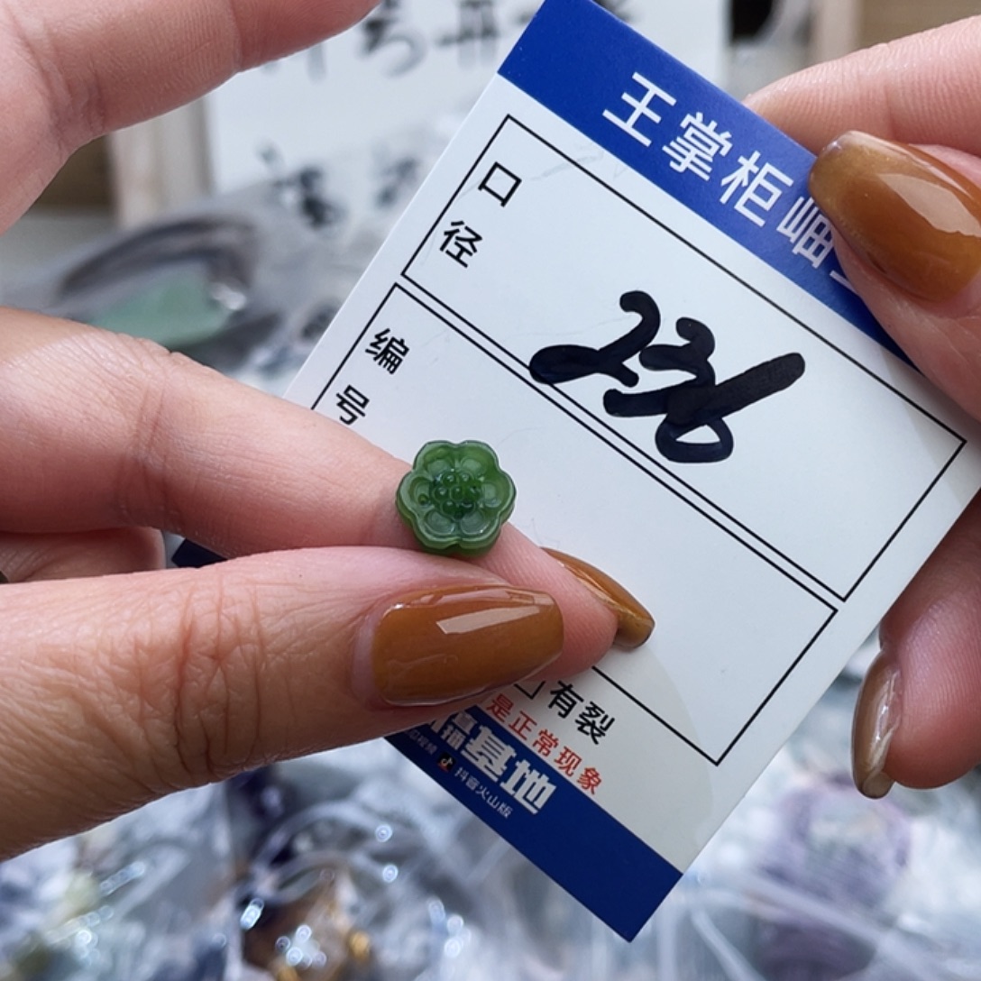 旎***y和田玉未镶嵌颈饰