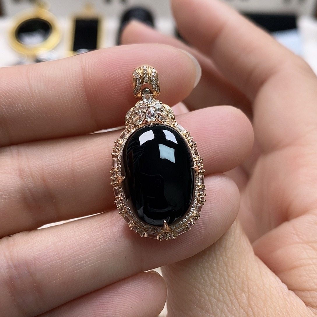 翡翠18K金镶嵌颈饰