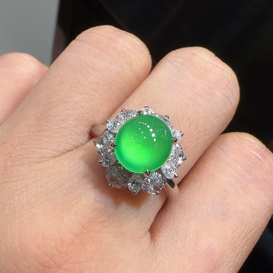 翡翠18K金镶嵌戒指蛋面