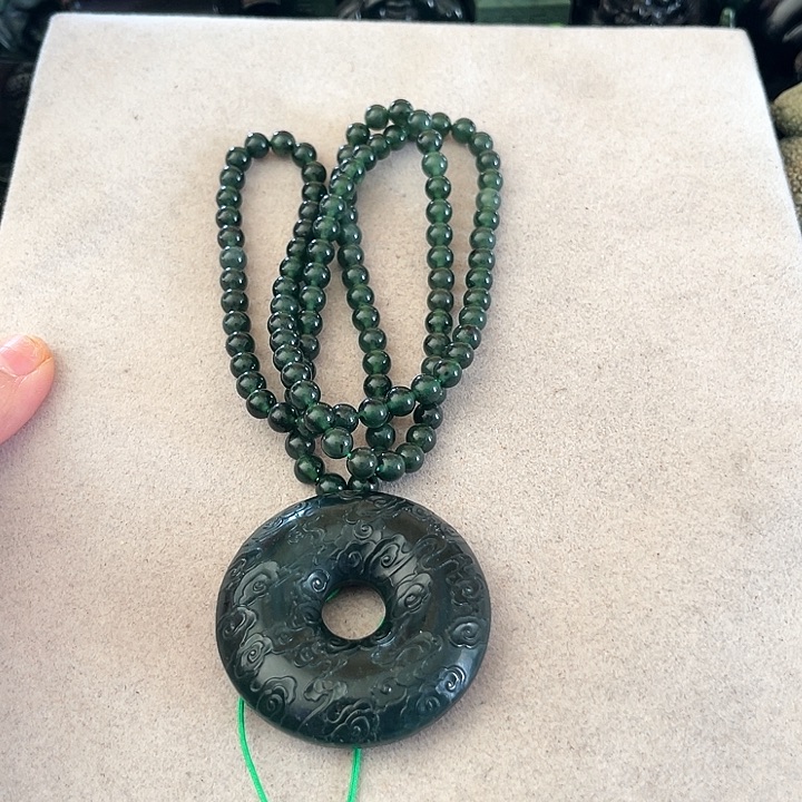 春***里蛇纹石玉未镶嵌颈饰