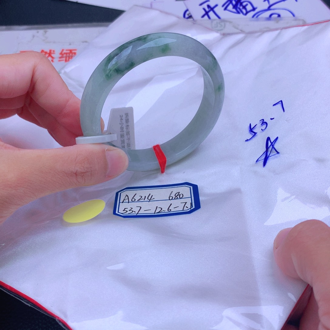 翡翠手镯未镶嵌翡翠