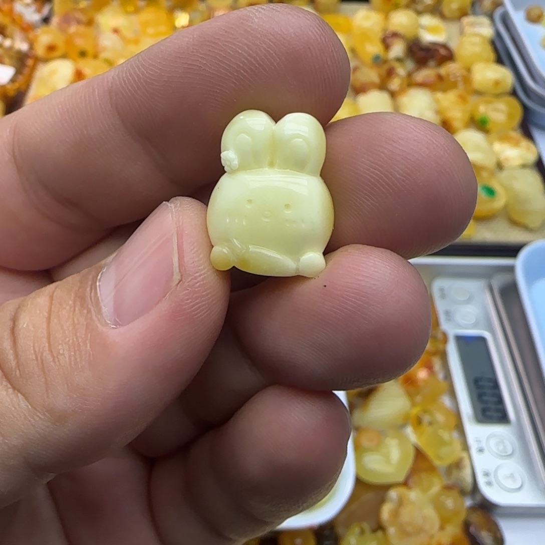 琥珀未镶嵌裸石1.48克水煮料