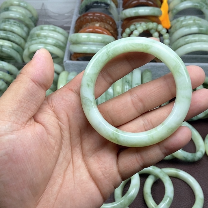 蛇纹石玉手镯未镶嵌?*陌