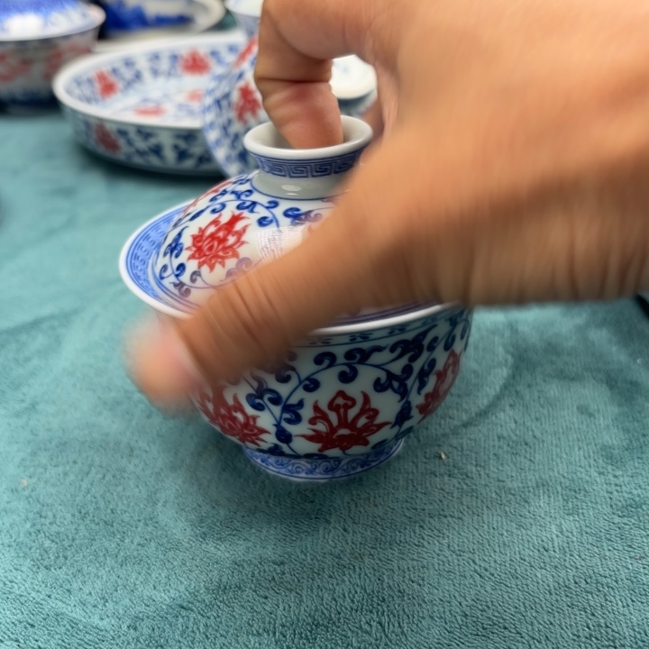 摆件缠枝莲釉里红盖碗景德镇发货