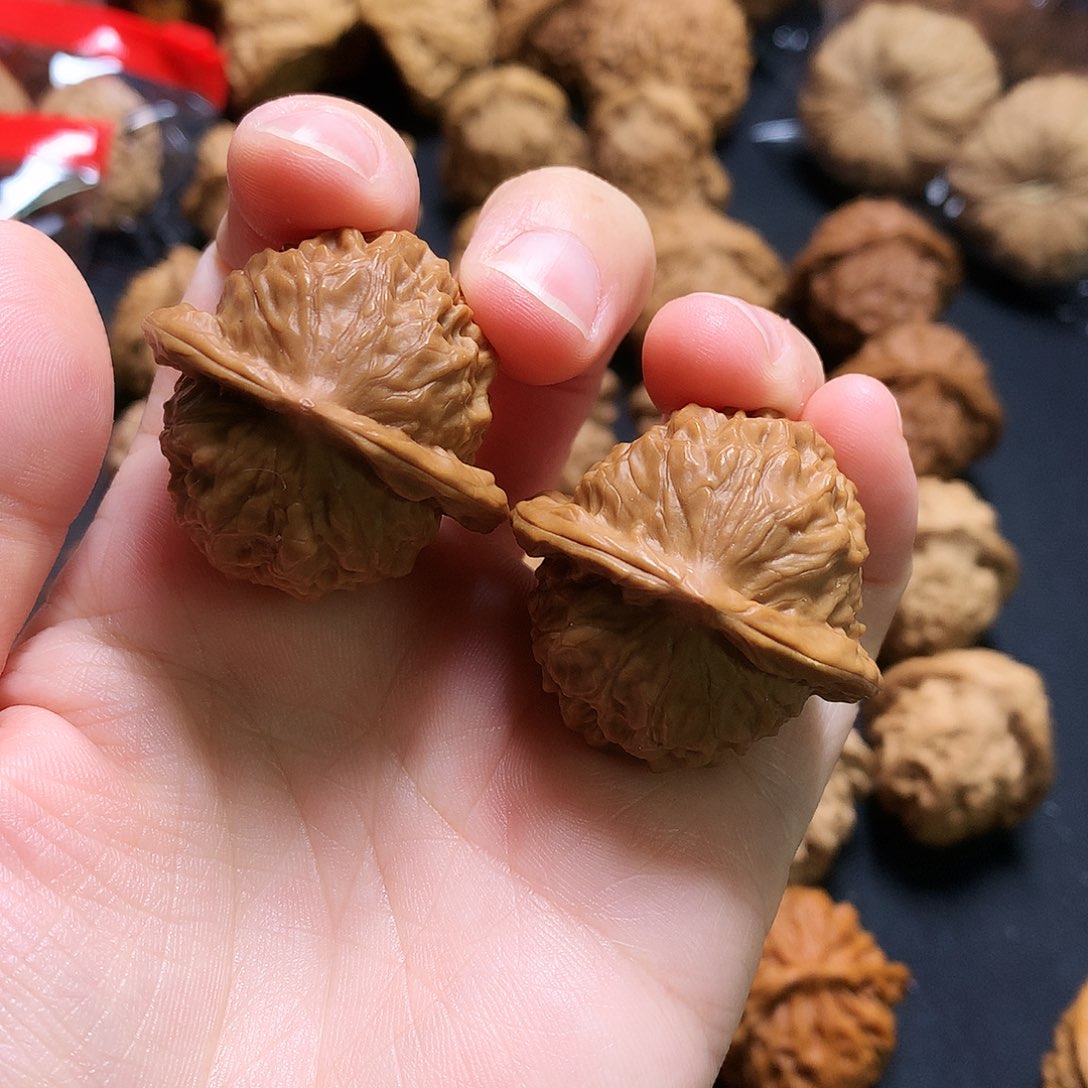 文玩核桃吊坠瓷娃娃