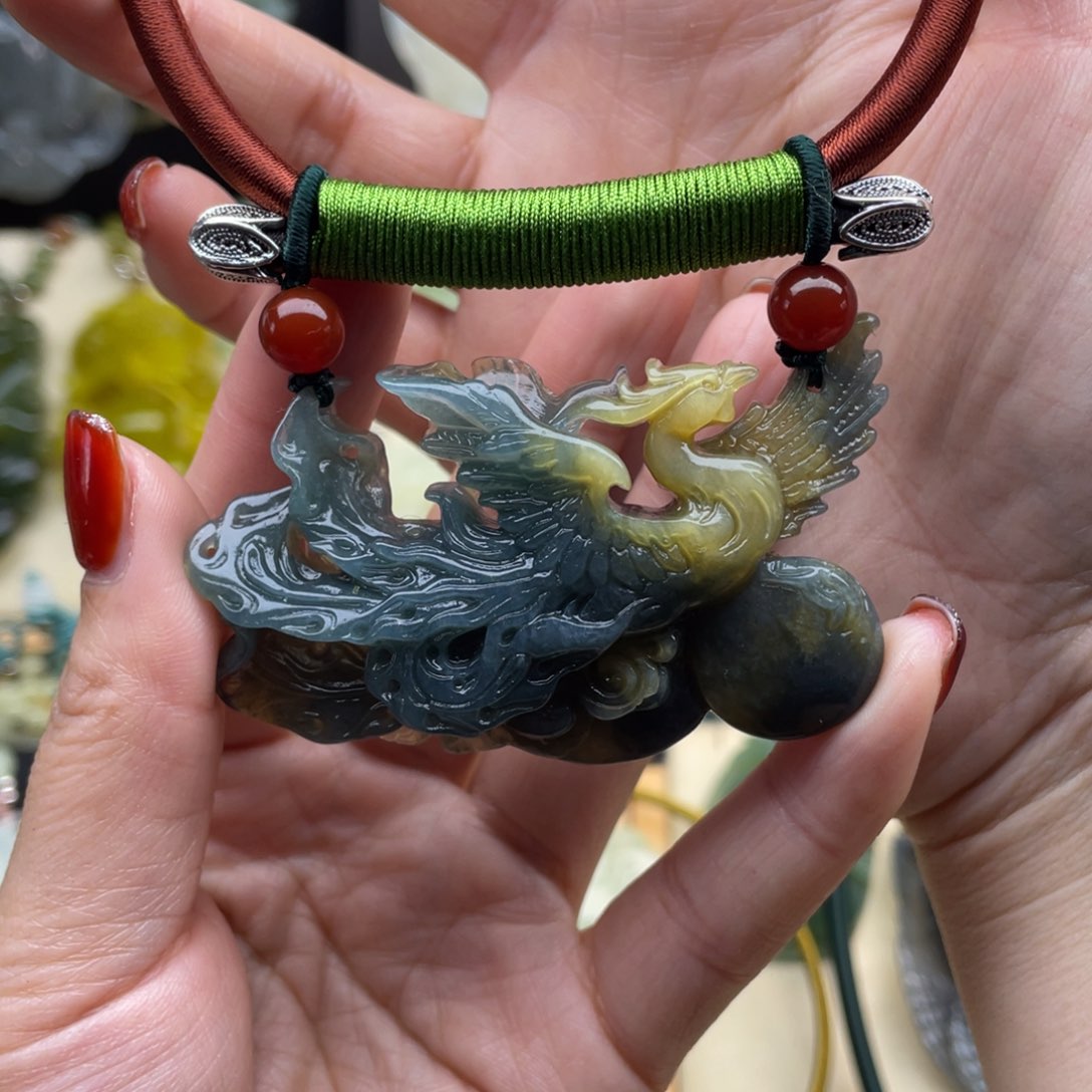 蛇纹石玉颈饰未镶嵌