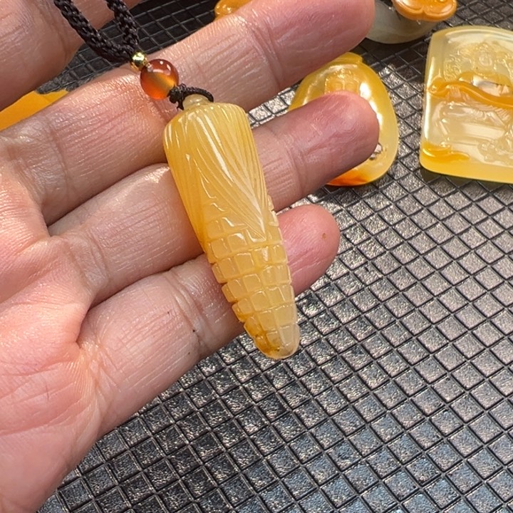 石英质玉（黄龙玉）颈饰未镶嵌