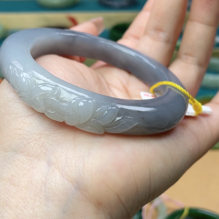 和田玉手镯57圈口。编号27未镶嵌