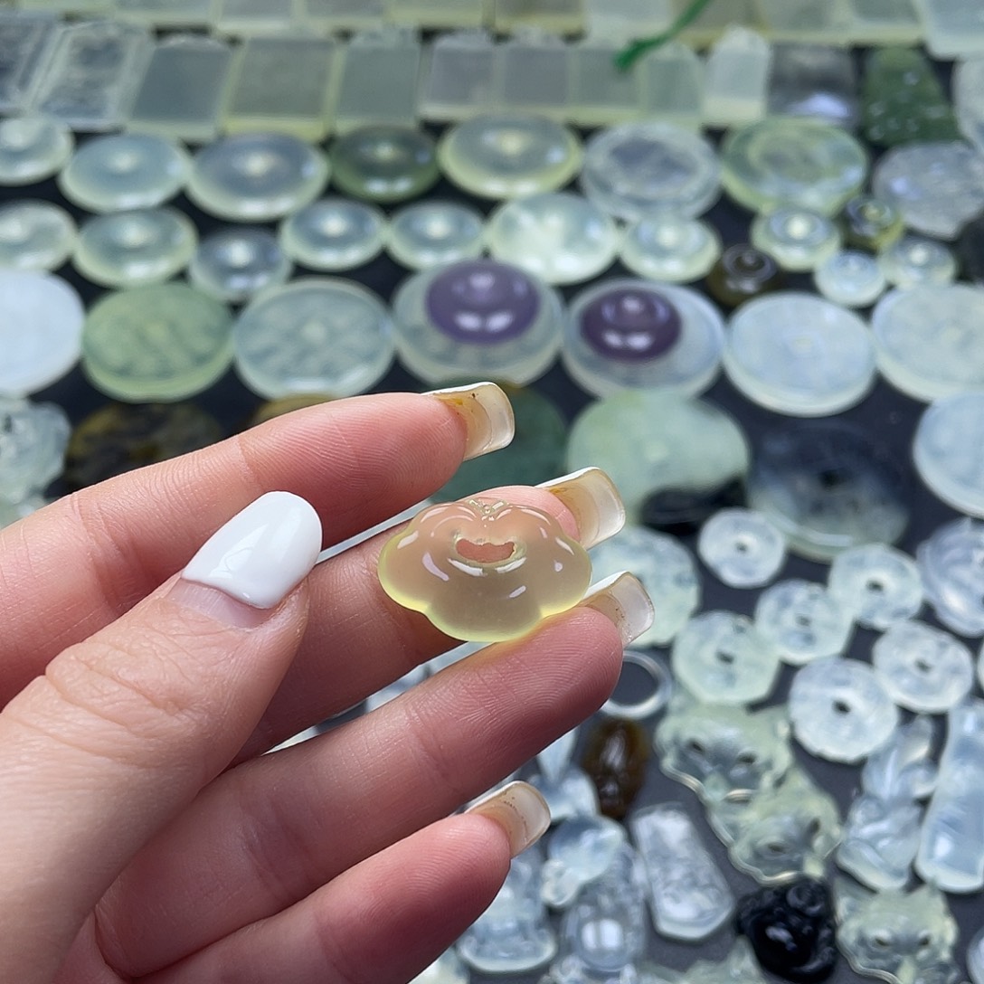 岫玉未镶嵌项圈祥云锁