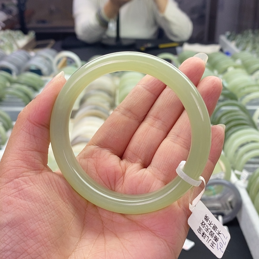 和田玉未镶嵌和田玉手镯57.58