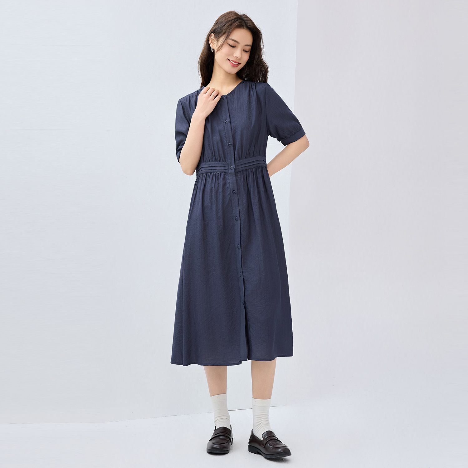 佐丹奴气质亲肤连衣裙女时尚压条收褶圆领夏短袖连衣裙 05465078