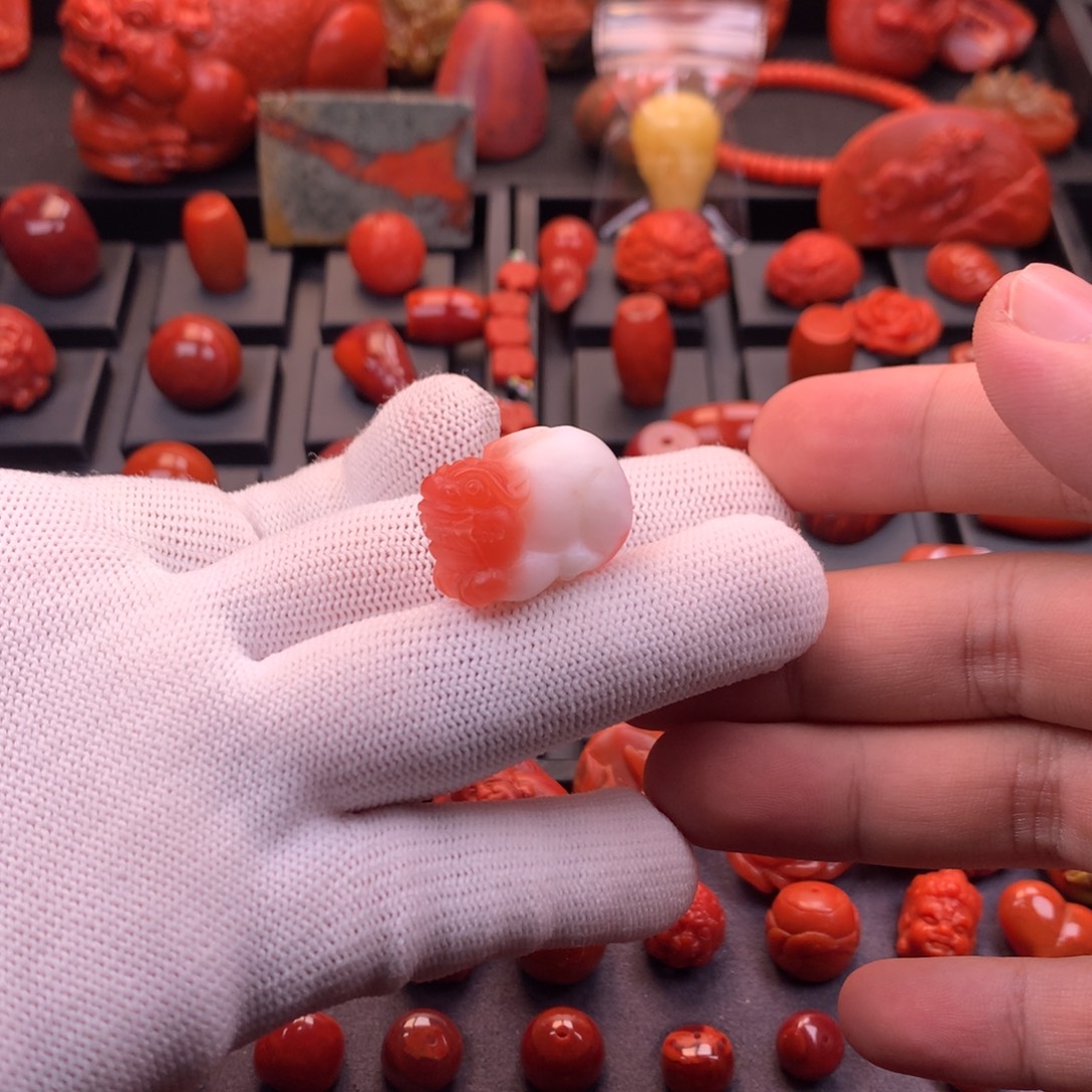 南红玛瑙未镶嵌精工雕刻保山红白貔貅15.7*25.5mm