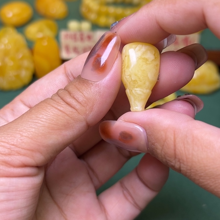 蜜蜡未镶嵌珠宝奇石
