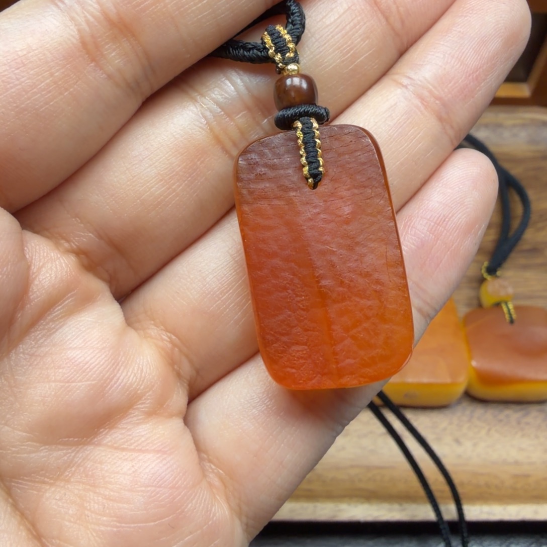 琥珀未镶嵌吊坠(赠链)