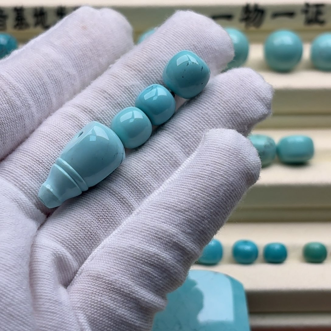 荣***耀绿松石未镶嵌珠宝奇石