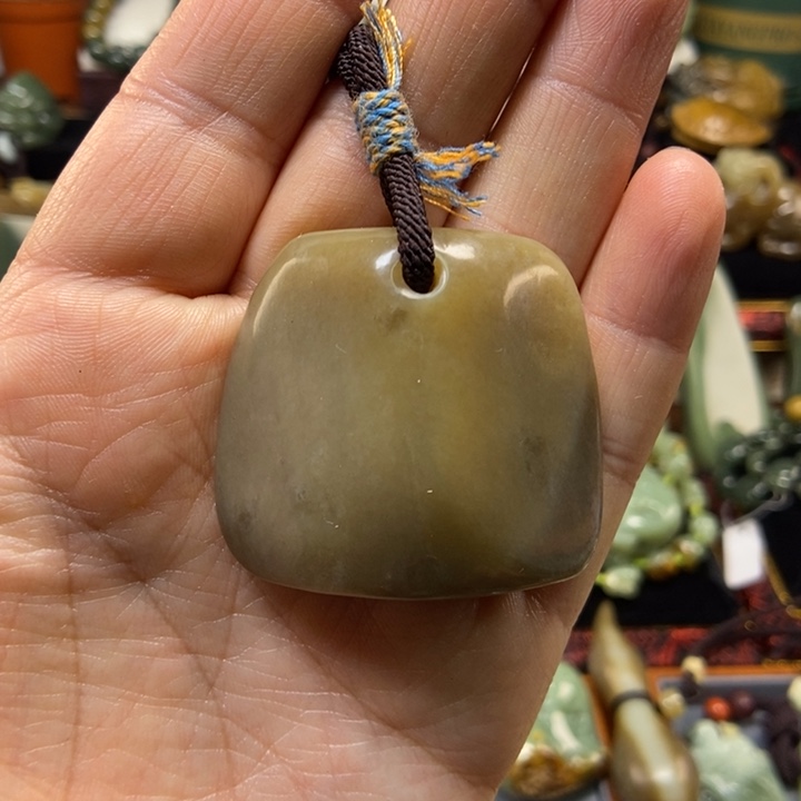 吊坠(赠链)未镶嵌岫岩老玉（透闪石质玉）
